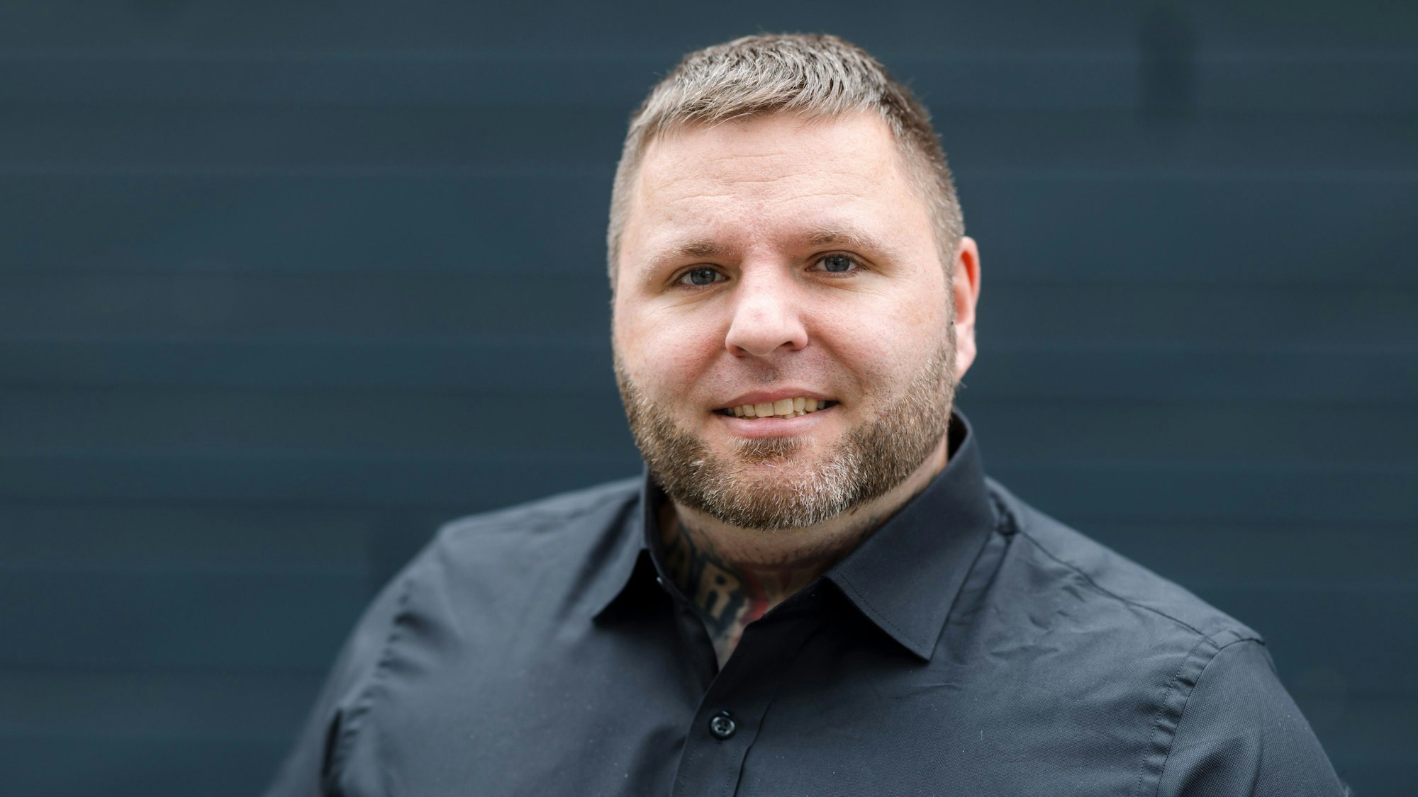 ARCHIV - 31.05.2024, Thüringen, Auengrund: Tommy Frenck (Bündnis Zukunft Hildburghausen) steht nach den Kommunalwahlen vor der Stichwahl für die Wahl zum Landrat. Der bundesweit bekannte Neonazi erhielt bei der Kommunalwahl am Sonntag 24,9 Prozent der Stimmen und kommt mit dem zweitbesten Ergebnis in die Stichwahl für das Amt des Landrats. (zu dpa: ««Kampfauftrag» · Rennen um Chefposten in Landratsämtern und Rathäusern») Foto: Michael Reichel/dpa +++ dpa-Bildfunk +++