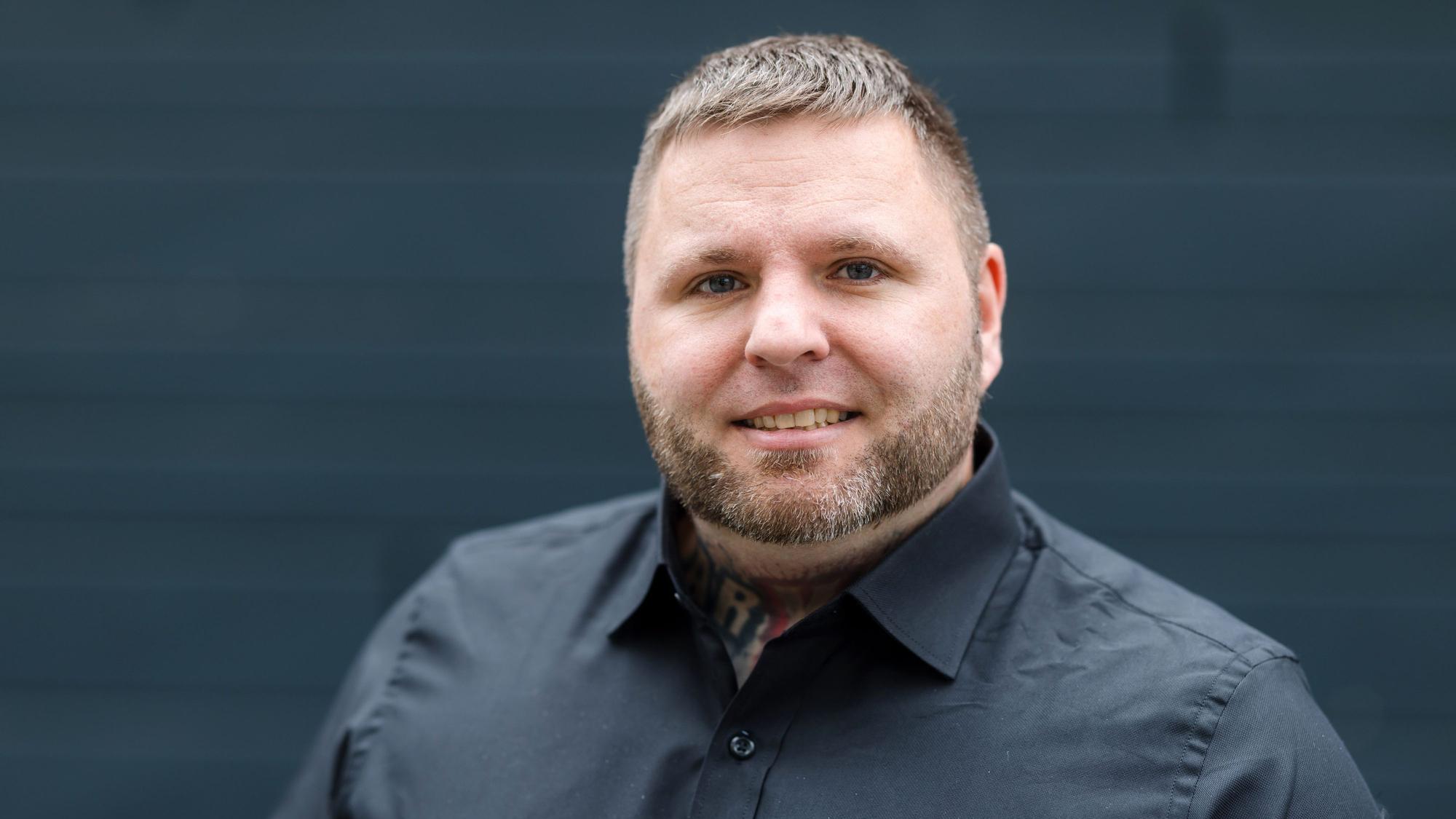 ARCHIV - 31.05.2024, Thüringen, Auengrund: Tommy Frenck (Bündnis Zukunft Hildburghausen) steht nach den Kommunalwahlen vor der Stichwahl für die Wahl zum Landrat. Der bundesweit bekannte Neonazi erhielt bei der Kommunalwahl am Sonntag 24,9 Prozent der Stimmen und kommt mit dem zweitbesten Ergebnis in die Stichwahl für das Amt des Landrats. (zu dpa: ««Kampfauftrag» · Rennen um Chefposten in Landratsämtern und Rathäusern») Foto: Michael Reichel/dpa +++ dpa-Bildfunk +++