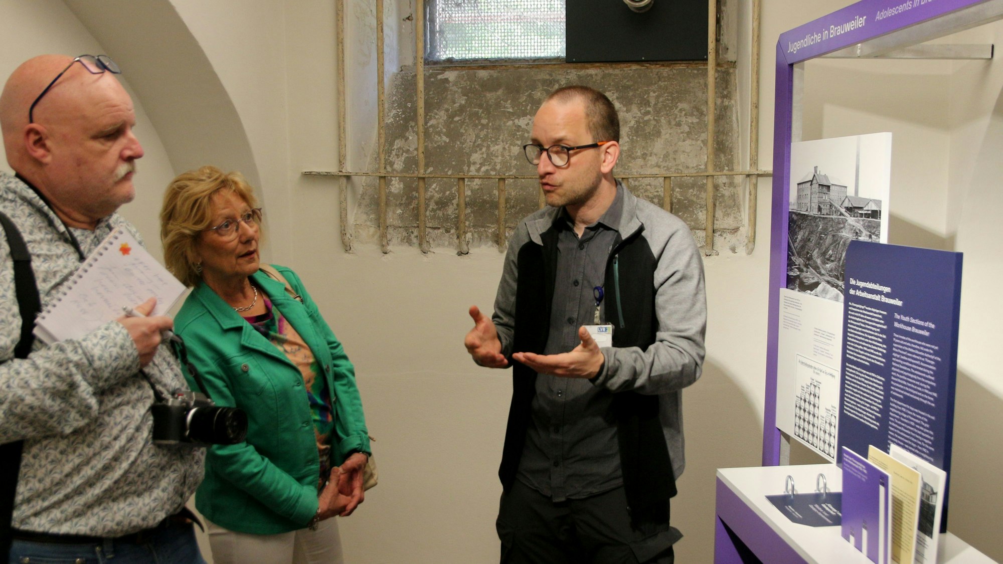 Auf dem Bild sind Besucher der Gedenkstätte zu sehen