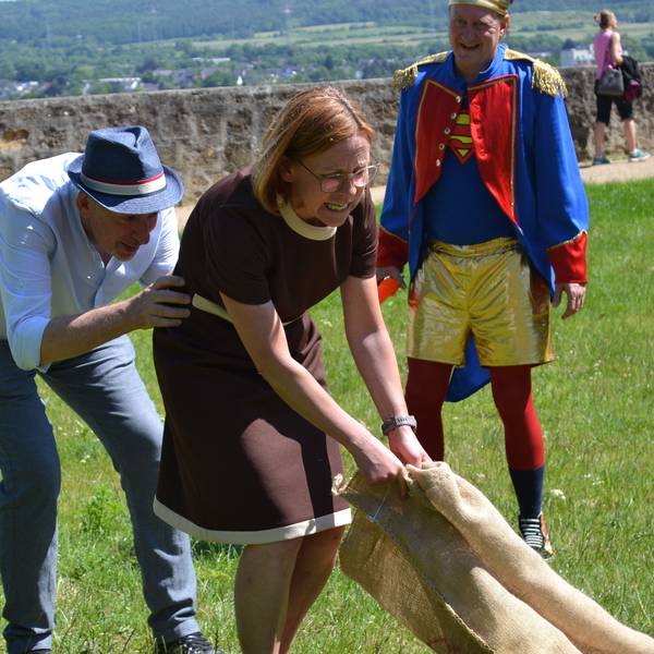Das Bürgertheater spielt den Ring des Nibelungen auf dem Michaelsberg in Siegburg. Regisseur Bardia Rousta hilft Kriemhild (Monia Nicke-Cremer) bei der Flucht vor Wotan (Arnd Sünner, hinten)