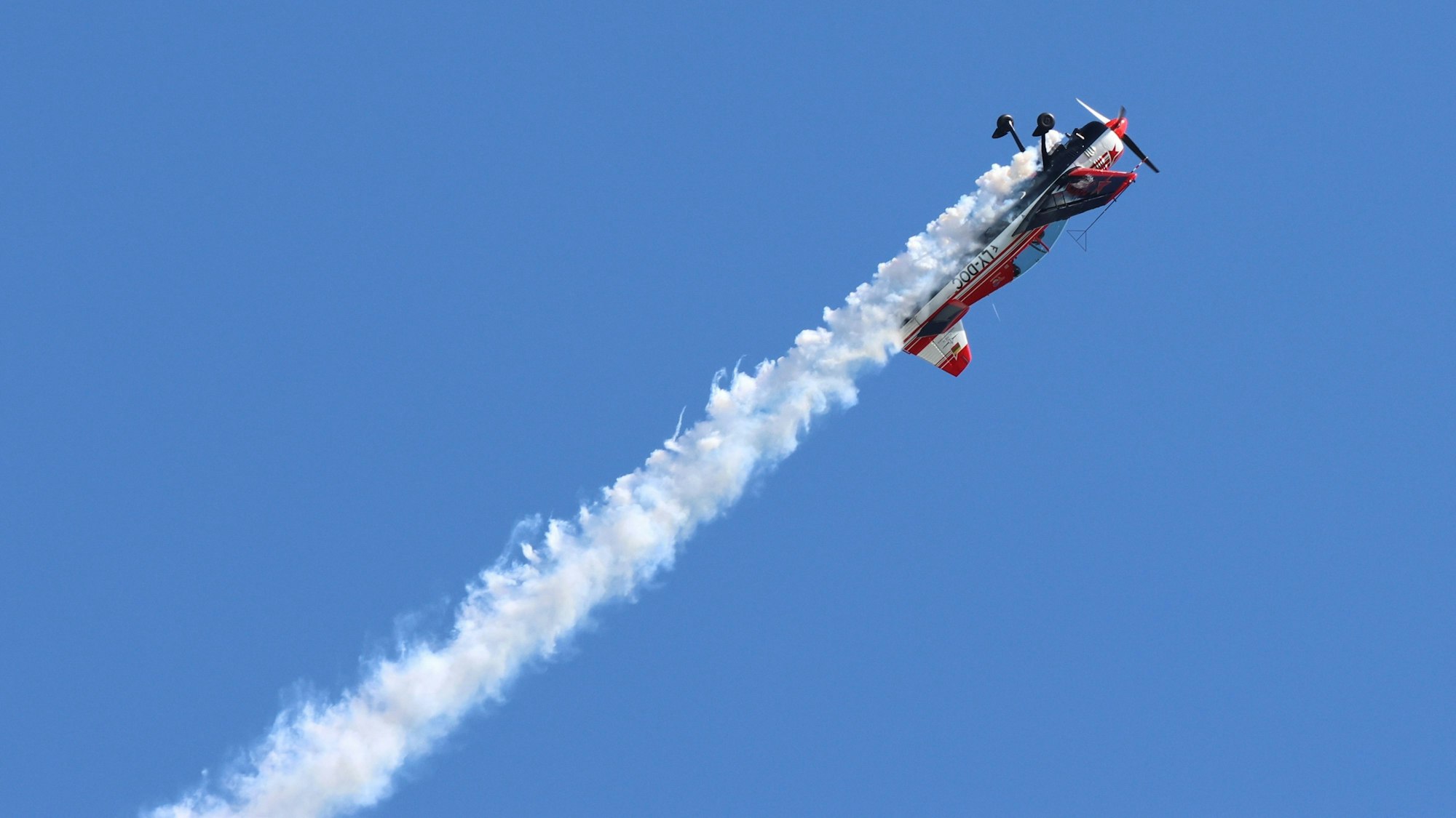 Motorkunstflug mit einer Jak 54.