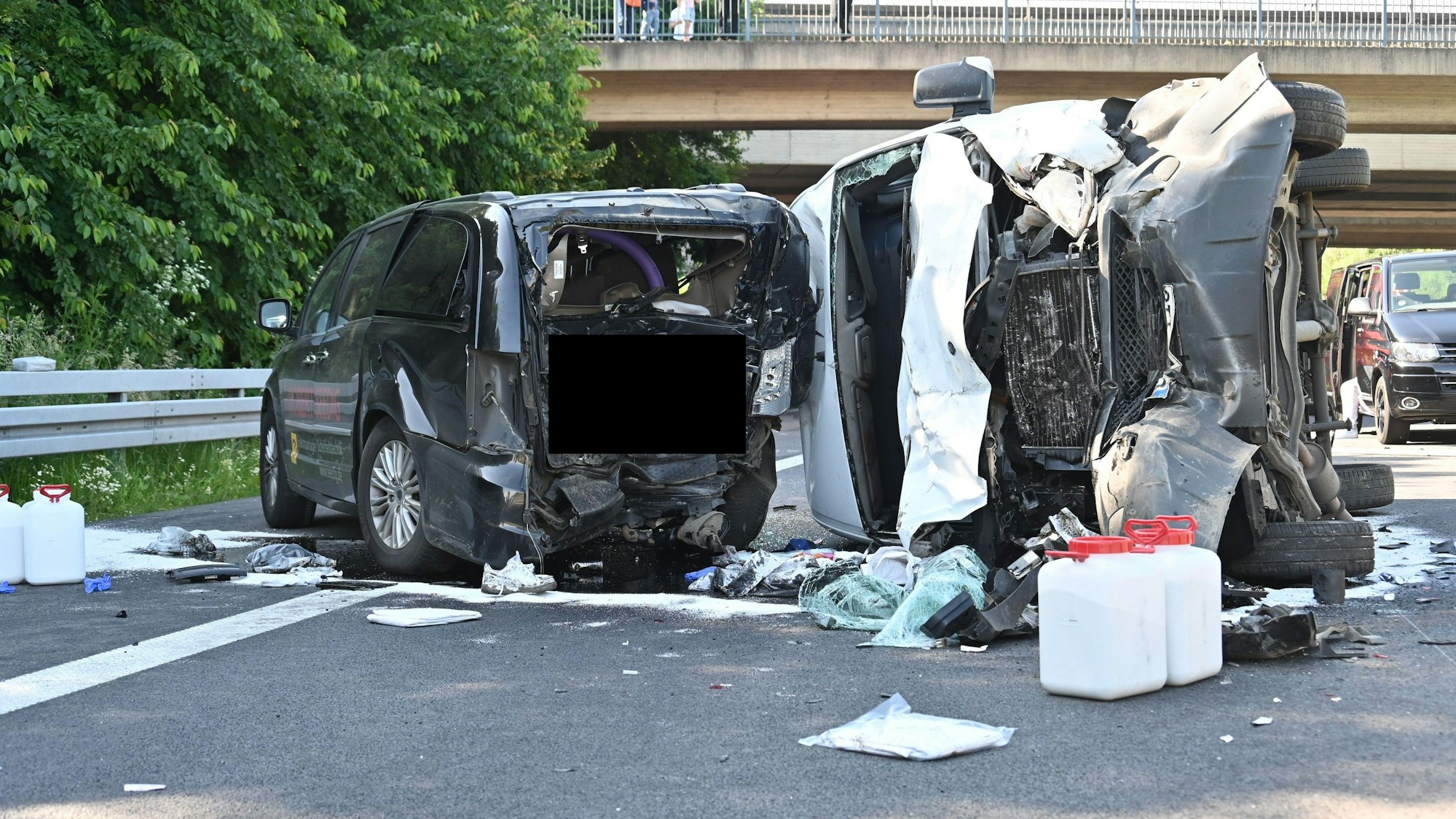 Zwei zerstörte Autos nach einem Unfall auf der A61.