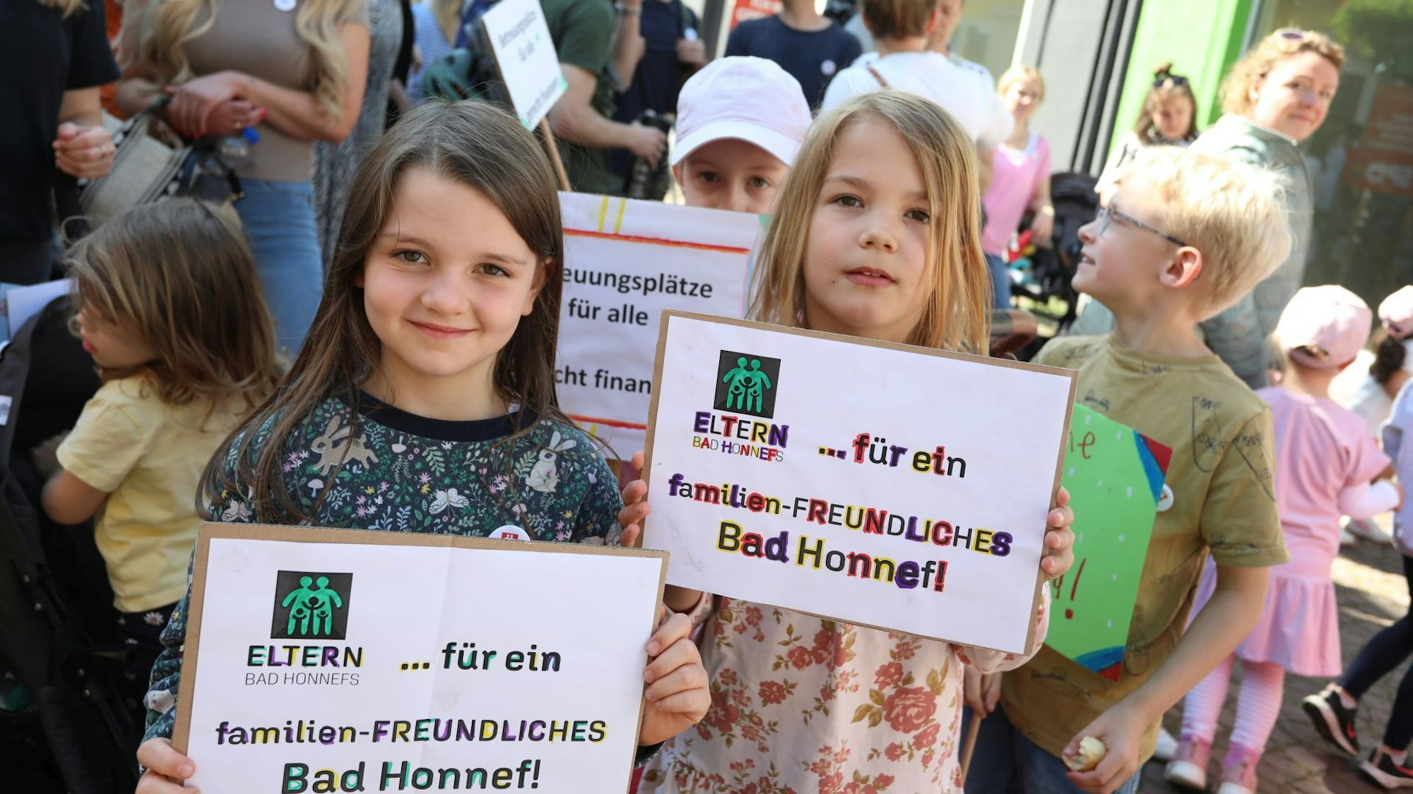 Demo gegen Abschaffung der Geschwisterkindermäßigung inBad Honnef.