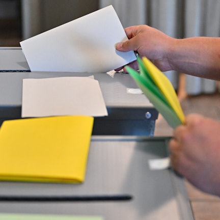 09.06.2024, Sachsen, Gablenz: Eine Person steckt seinen Wahlzettel zu Europawahl in eine Wahlurne. Die Europawahl begann am 6. Juni und in Deutschland wird am 9. Juni gewählt. In Sachsen sind Kommunalwahlen und zeitgleich die Europawahl. (zu dpa: «In Sachsen zeichnet sich ähnliche Wahlbeteiligung wie 2019 ab») Foto: Patrick Pleul/dpa +++ dpa-Bildfunk +++