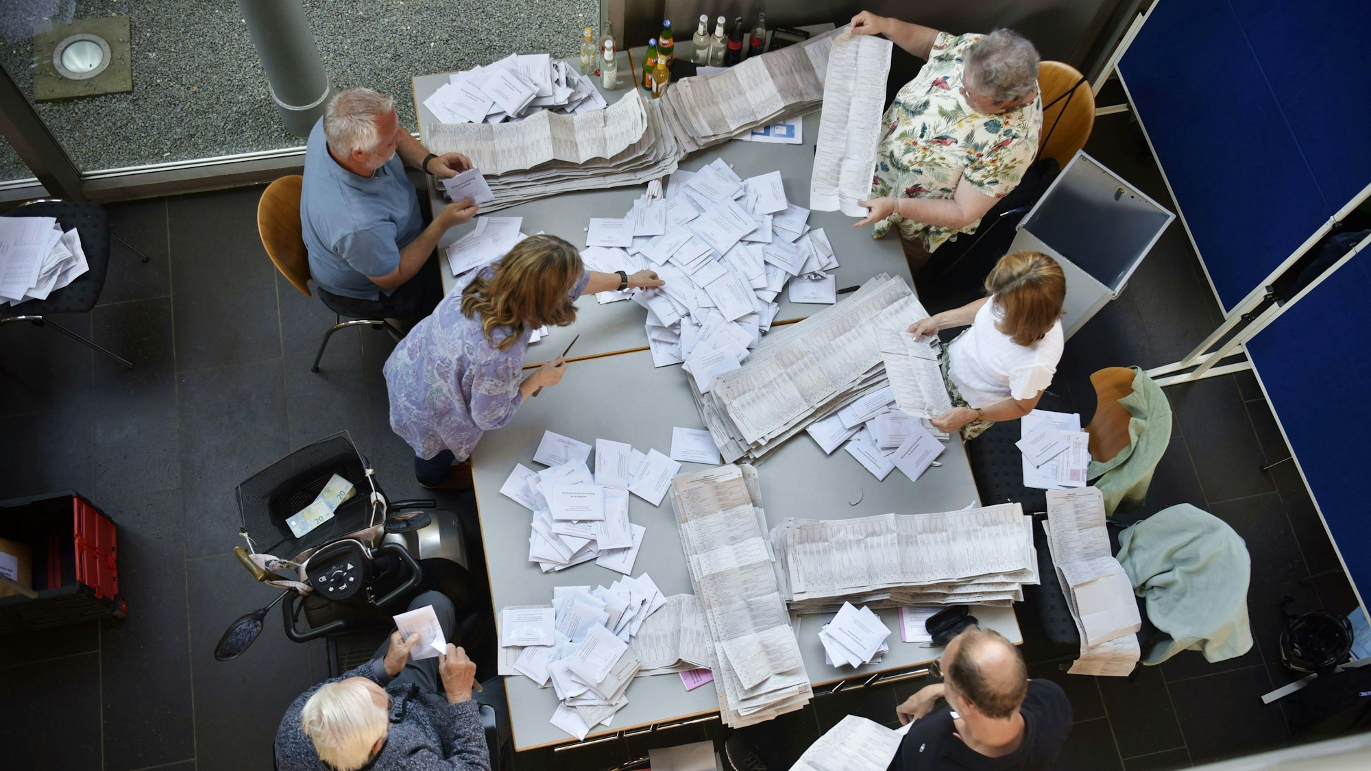 Das Bild zeigt sechs Wahlhelfer beim Auszählen der Stimmen.