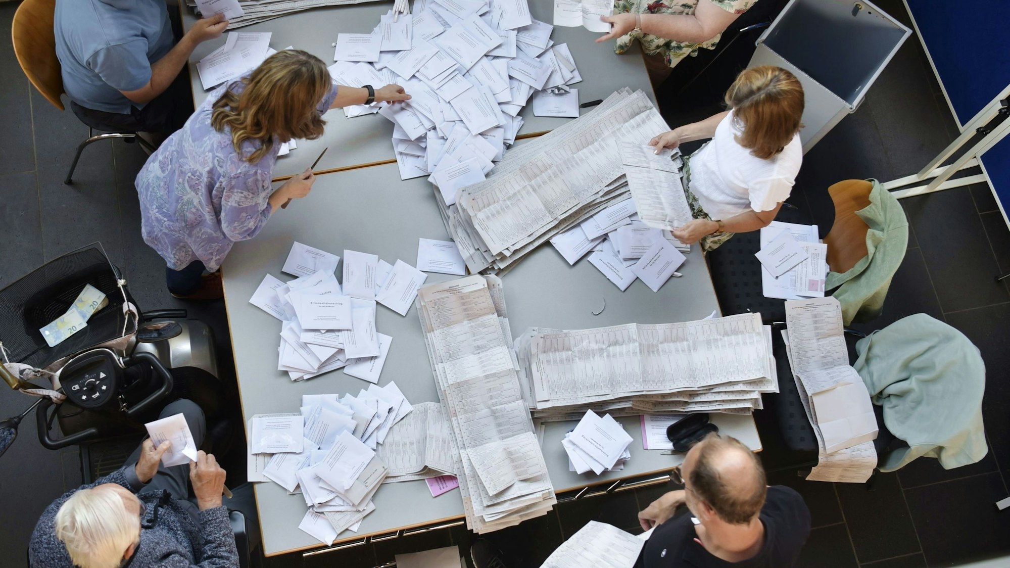 Auszählung der Briefwahlzettel zur Europa-Wahl 2024 in Zülpich