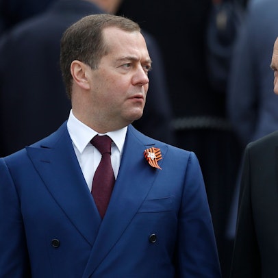 Ex-Präsident Dmitri Medwedew zusammen mit Kremlchef Wladimir Putin. Medwedew hat die Festnahme von Telegram-Chef Pawel Durow mit schrillen Worten kommentiert. (Archivbild)