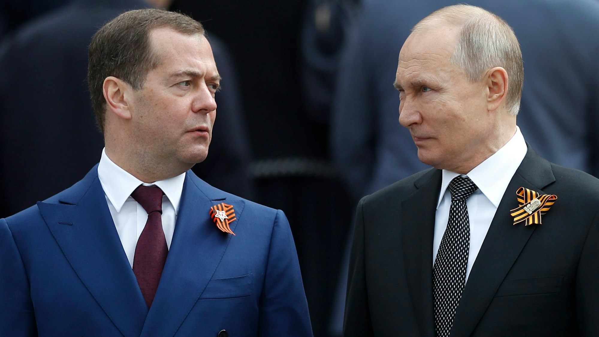 Wladimir Putin (r), Präsident von Russland, und Dmitri Medwedew (l), Ministerpräsident von Russland, nehmen an einer Kranzniederlegung am Grab des unbekannten Soldaten teil.