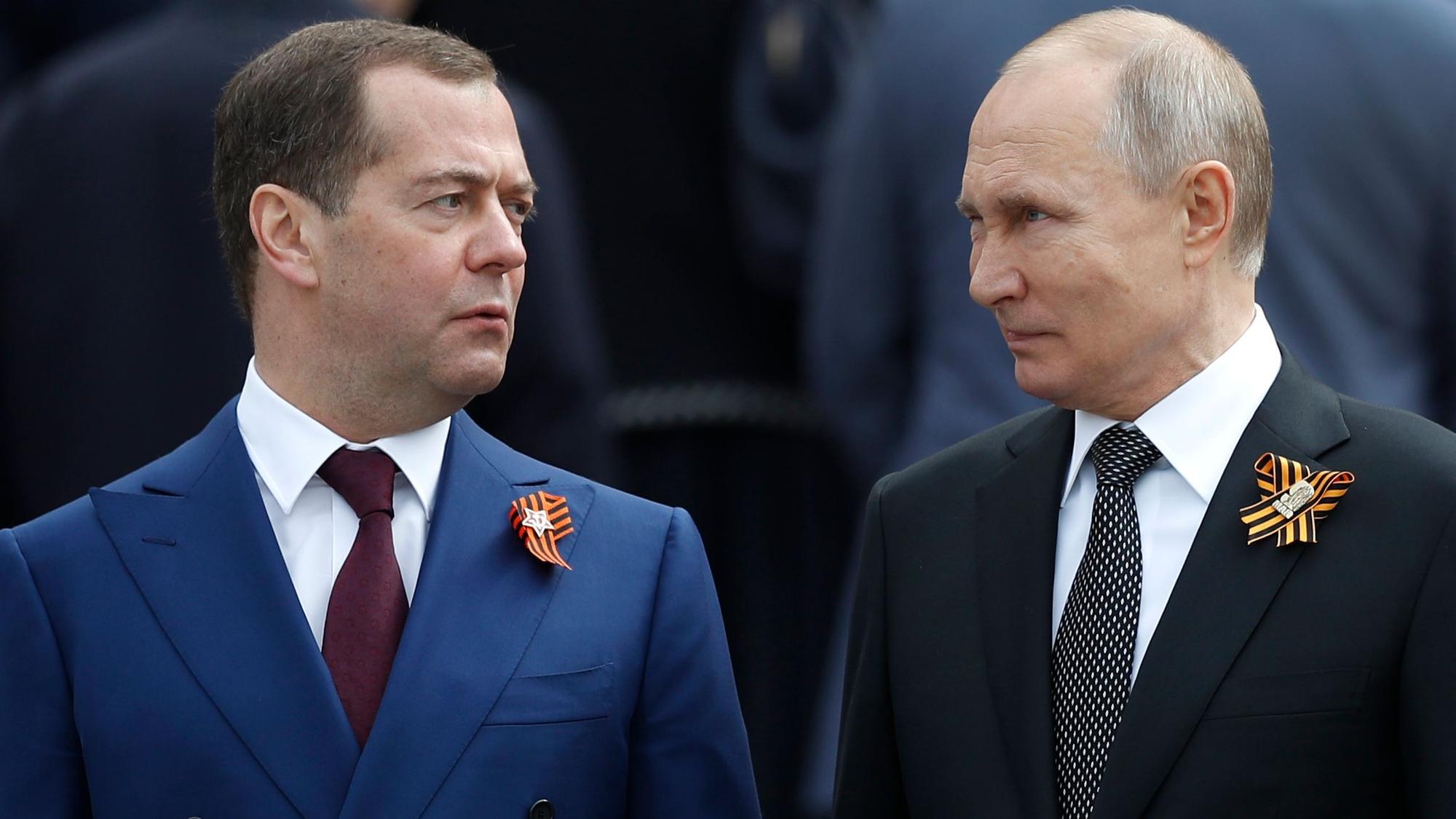 Wladimir Putin (r), Präsident von Russland, und Dmitri Medwedew (l), Ministerpräsident von Russland, nehmen an einer Kranzniederlegung am Grab des unbekannten Soldaten teil. Mit einer Militärparade war zuvor an das Ende des Zweiten Weltkriegs erinnert worden. Der 9. Mai wird als Sieg als «Tag des Sieges» über Hitlerdeutschland gefeiert. +++ dpa-Bildfunk +++