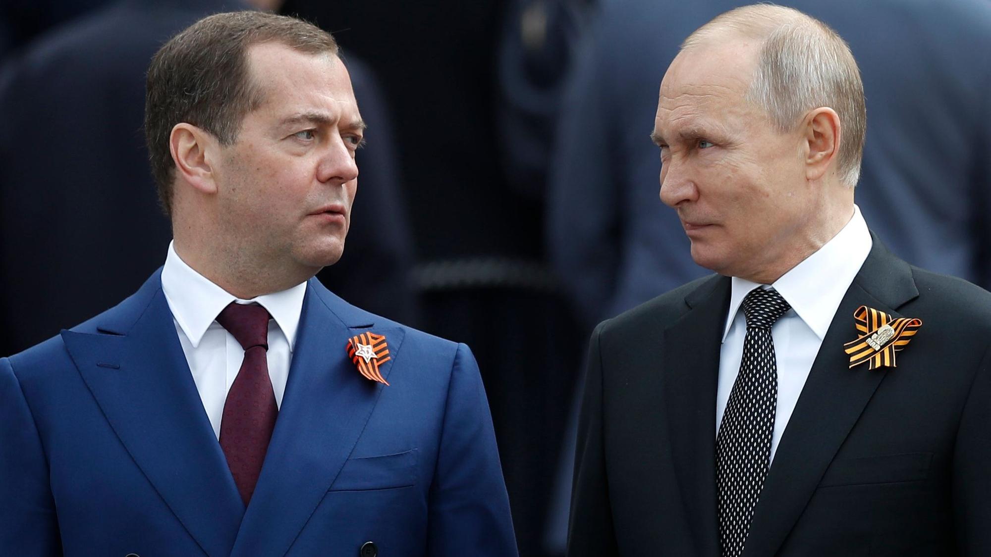 Ex-Präsident Dmitri Medwedew zusammen mit Kremlchef Wladimir Putin. Medwedew hat die Festnahme von Telegram-Chef Pawel Durow mit schrillen Worten kommentiert. (Archivbild)