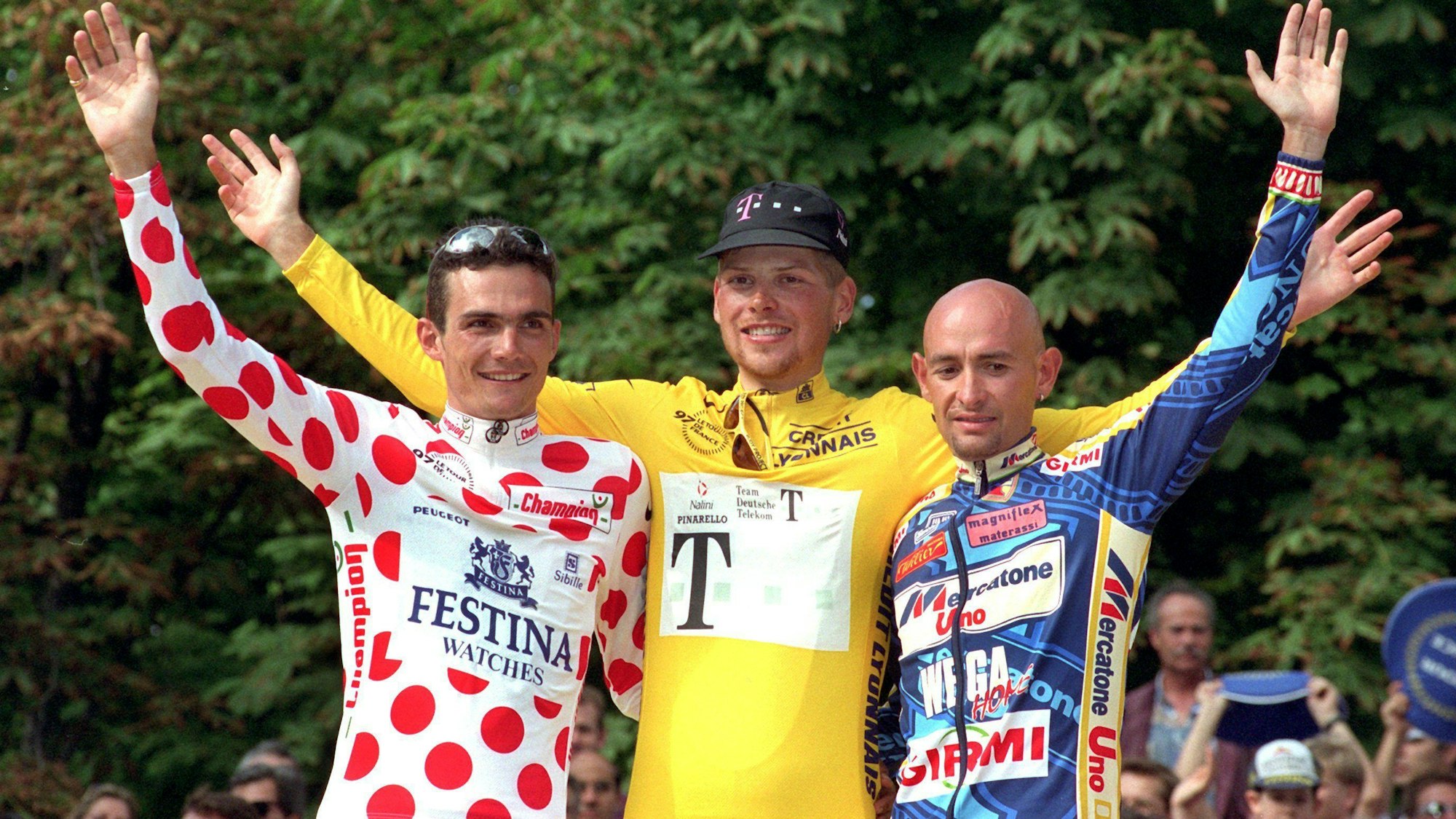 Tour de France 1997: Die drei Besten der Tour de France 1997 jubeln nach der Siegerehrung in Paris: Jan Ullrich (M) vom Team Deutsche Telekom im Gelben Trikot des Gesamtsiegers, der zweitplatzierte Franzose Richard Virenque (l) vom Festina-Team im rotgepunkteten Trikot des besten Bergfahrers und der Italiener Marco Pantani vom Mercatone Uno-Team als Drittplatzierter.