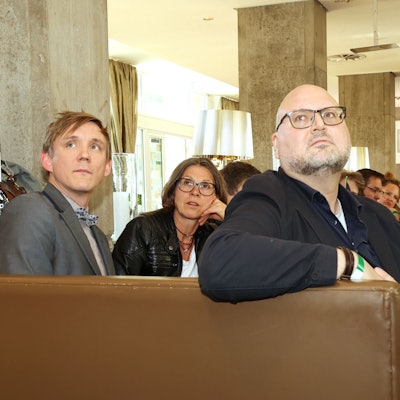 Angesichts des bundesweiten Ergebnisses hatte die Kölner Grünen-Spitze um Chef Stefan Wolters (Mitte) zunächst keine gute Laune.