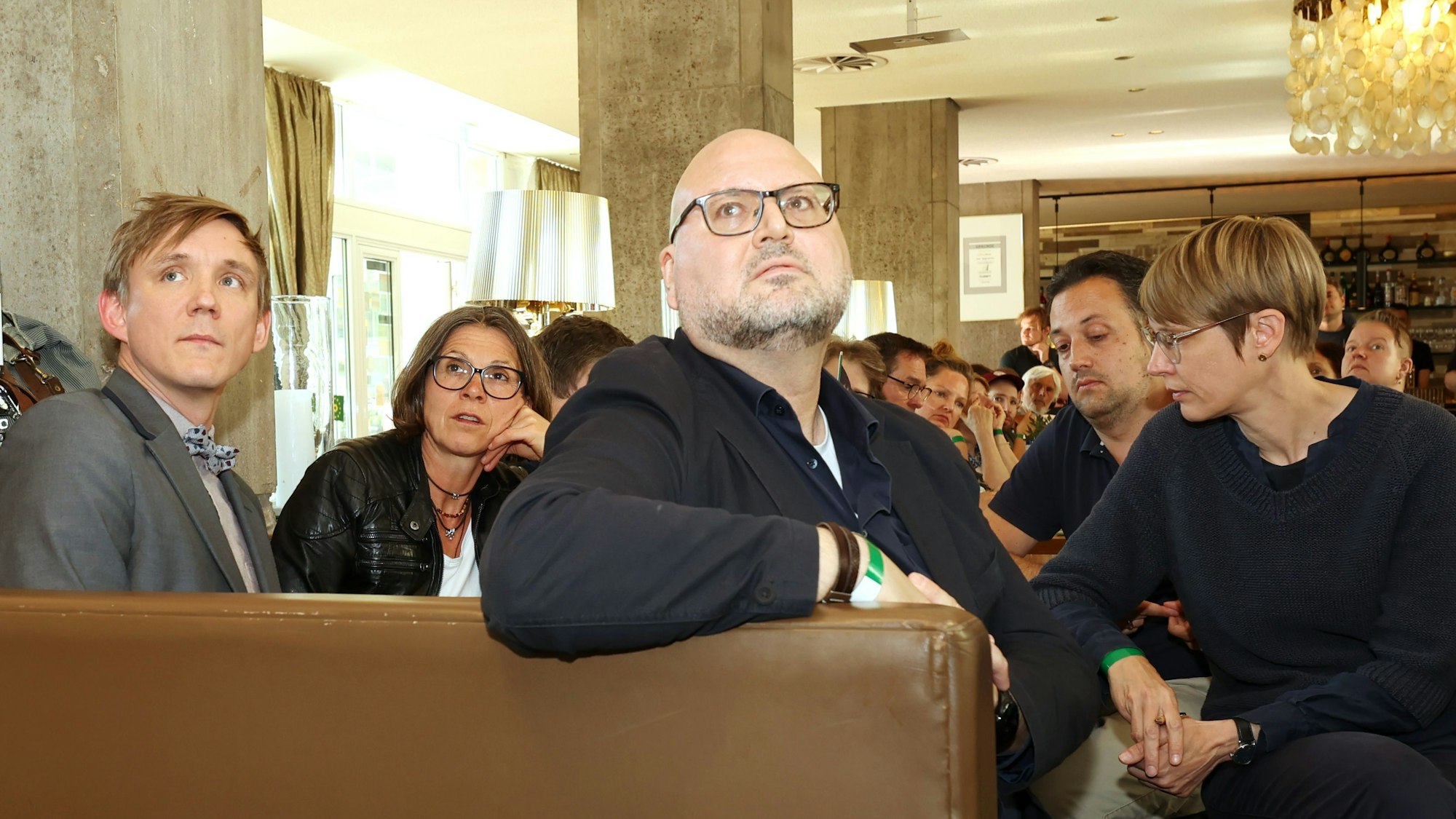 Angesichts des bundesweiten Ergebnisses hatte die Kölner Grünen-Spitze um Chef Stefan Wolters (Mitte) zunächst keine gute Laune.