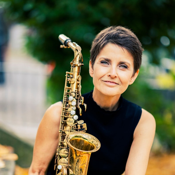 Karolina Strassmayer schaut in die Kamera.