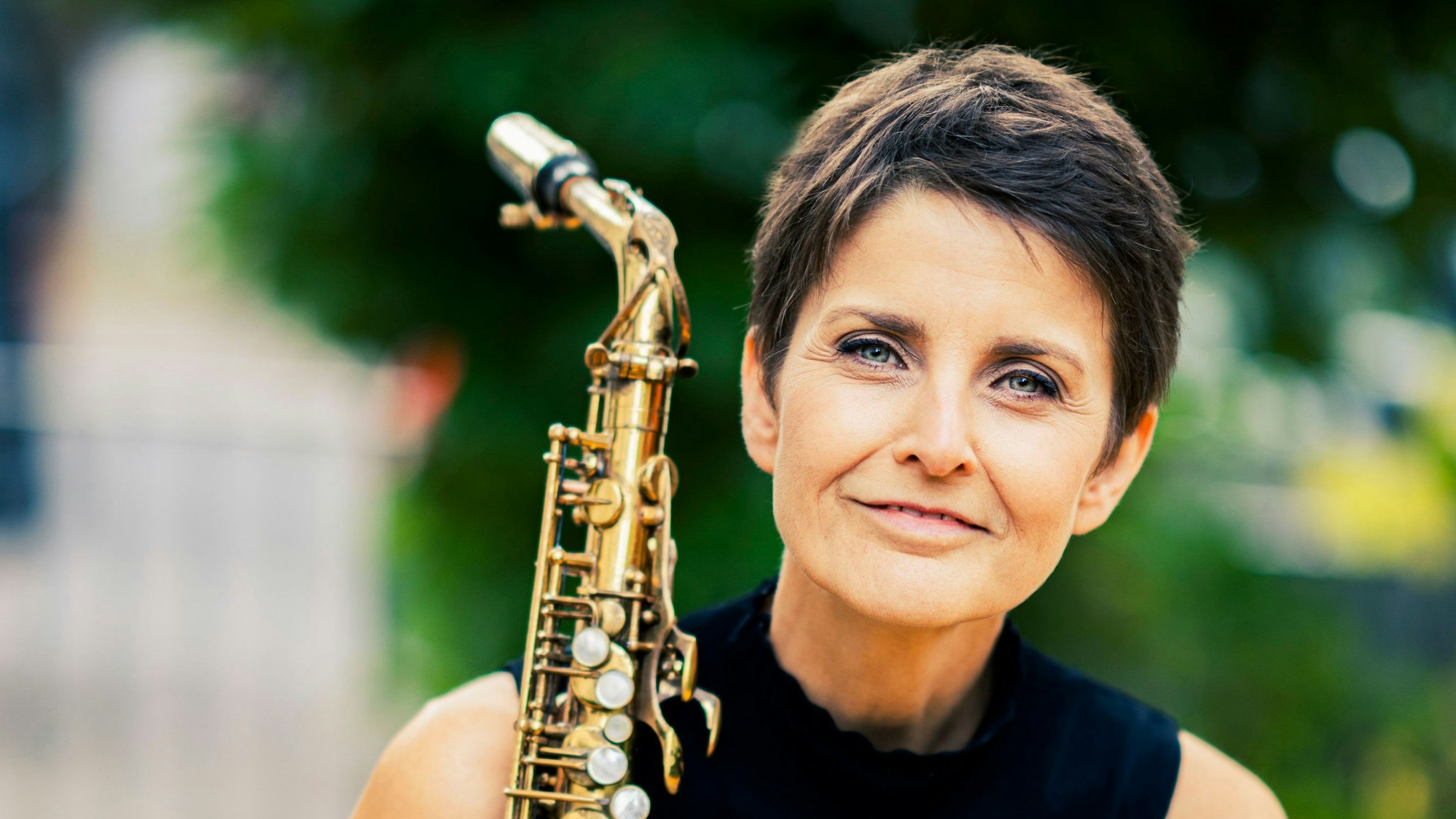 Karolina Strassmayer schaut in die Kamera.