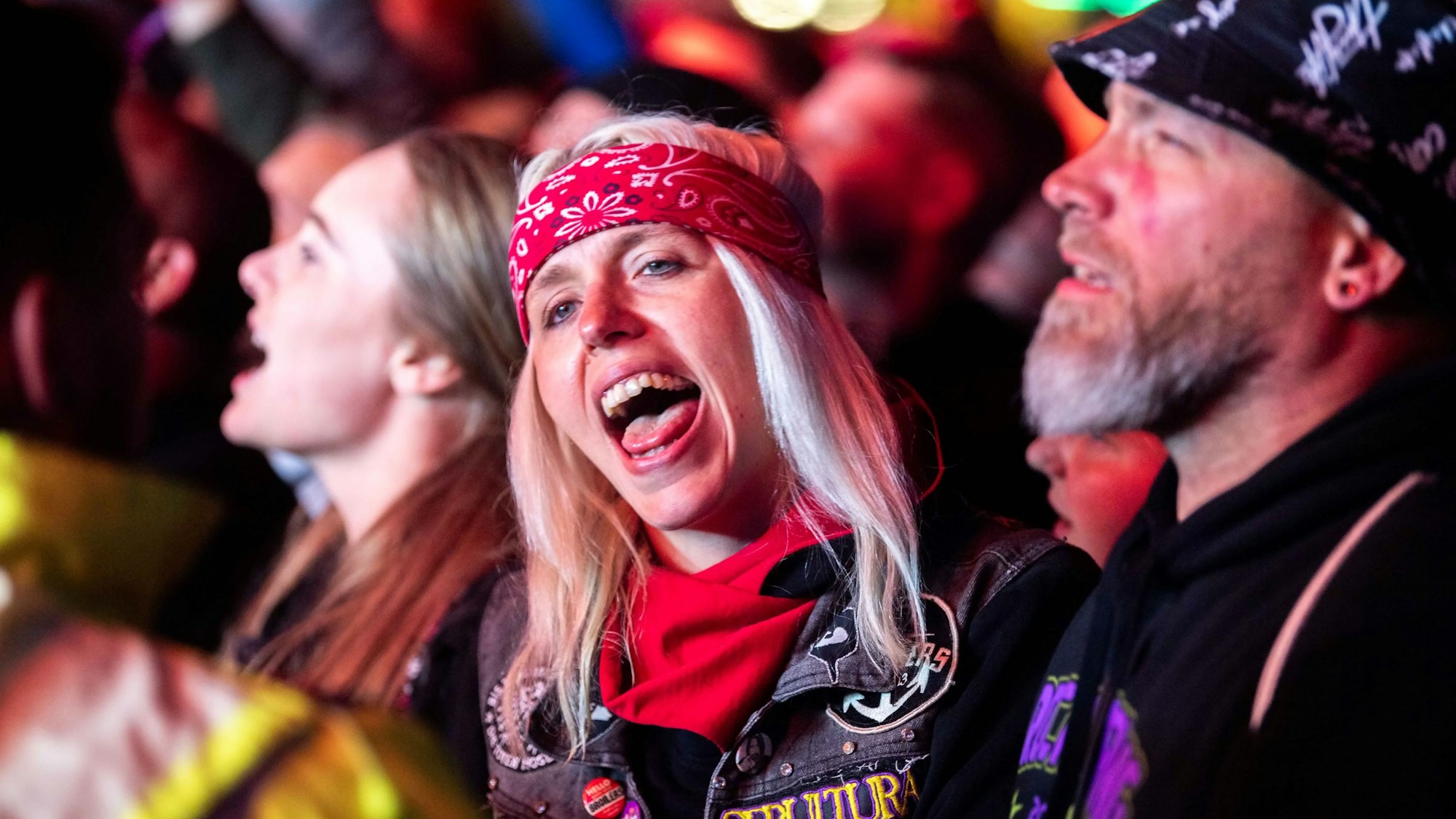 Eine Frau mit Bandana um den Kopf grölt zu Songs der Broilers bei Rock am Ring.