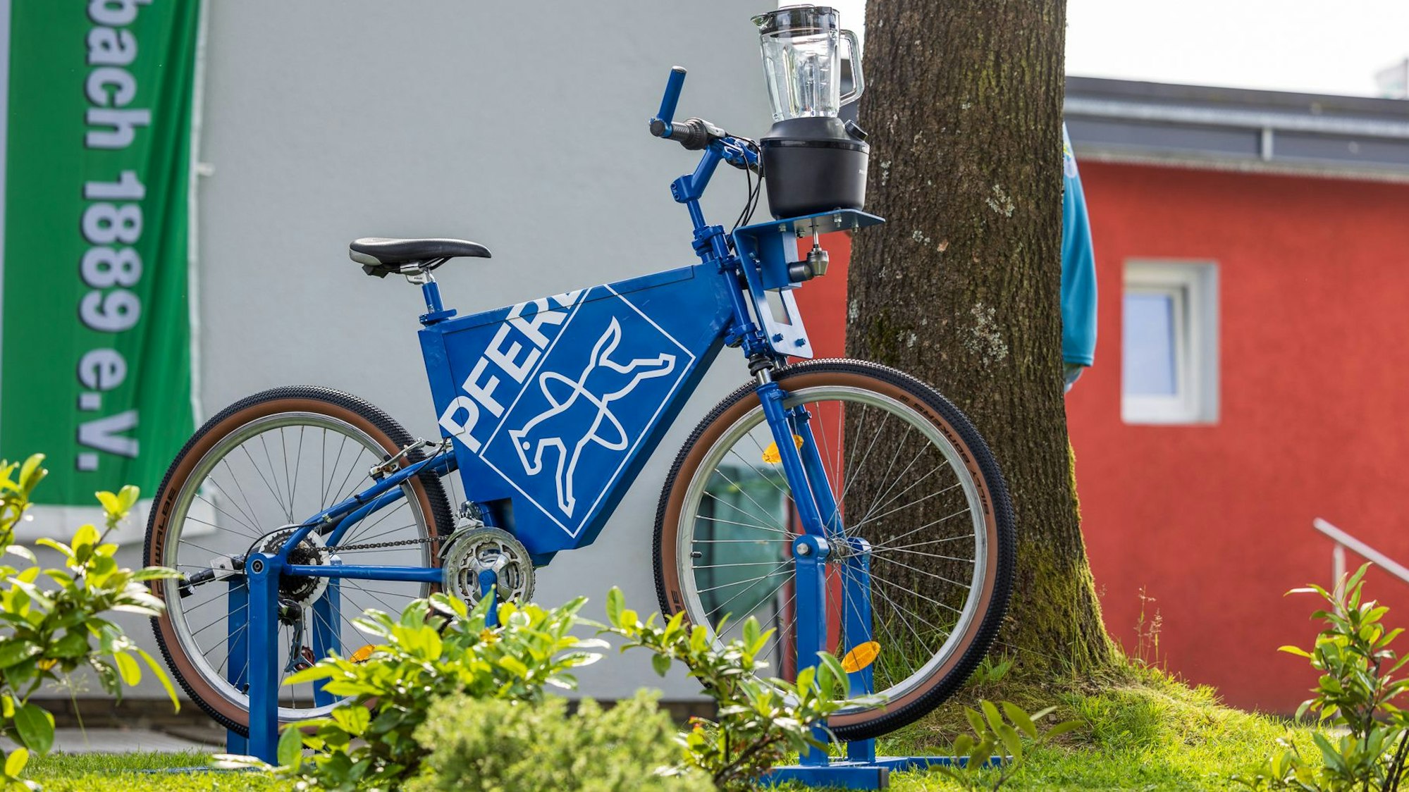 Zu sehen ist ein Fahrrad mit am Lenker angebauten Mixer.