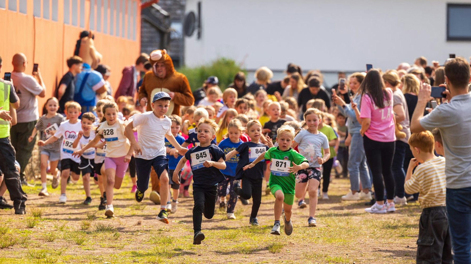 Zu sehen sind Kinder, die ein Wettrennen laufen.