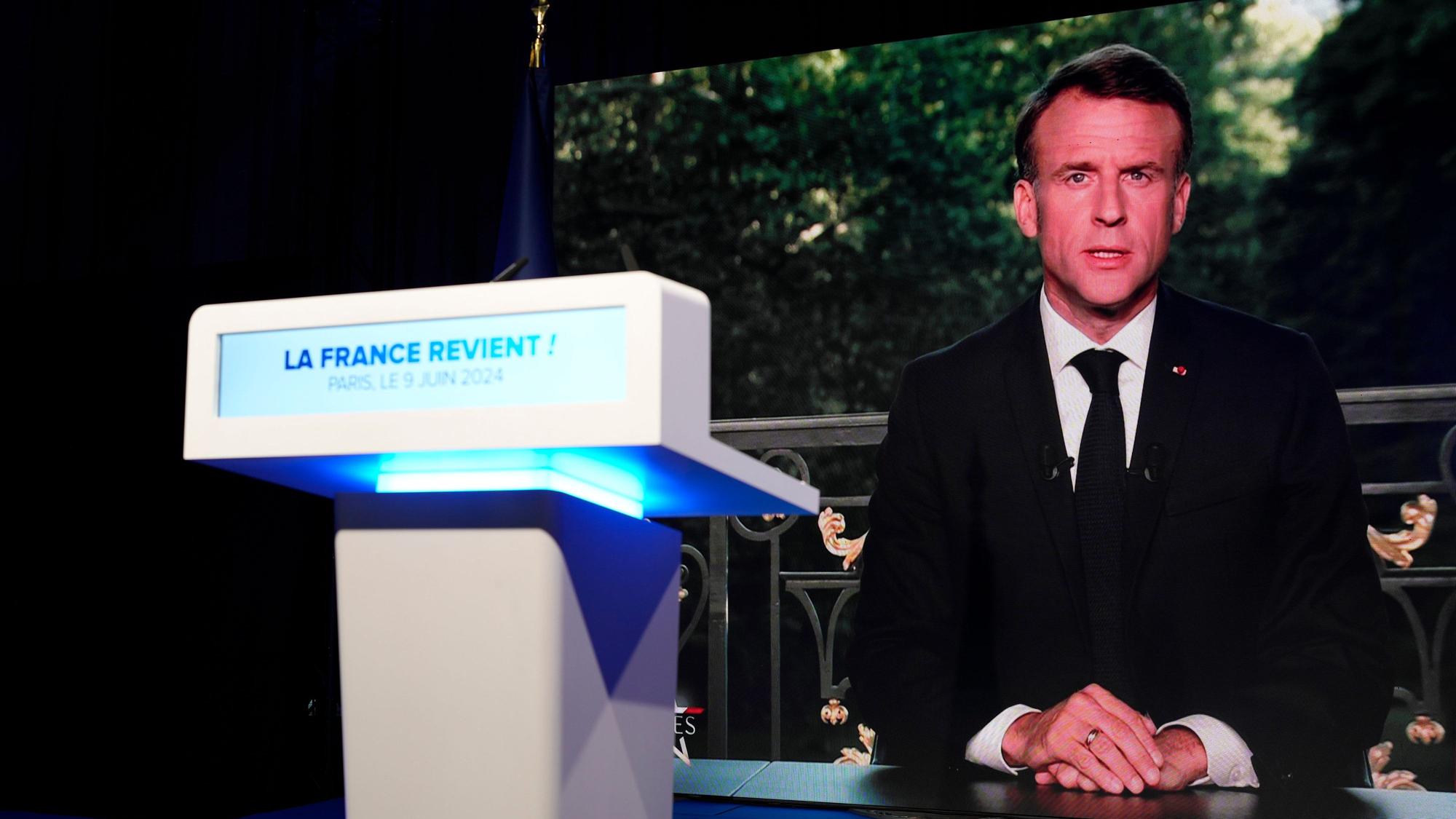 Emmanuel Macron am Wahlabend (Europawahl 2024) auf einem Fernsehschirm.