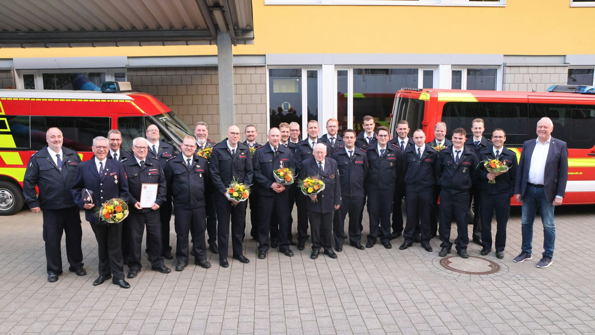 Jahresdienstbesprechung der Feuerwehr Engelskirchen: Die Geehrten stehen in einer Reihe beisammen.