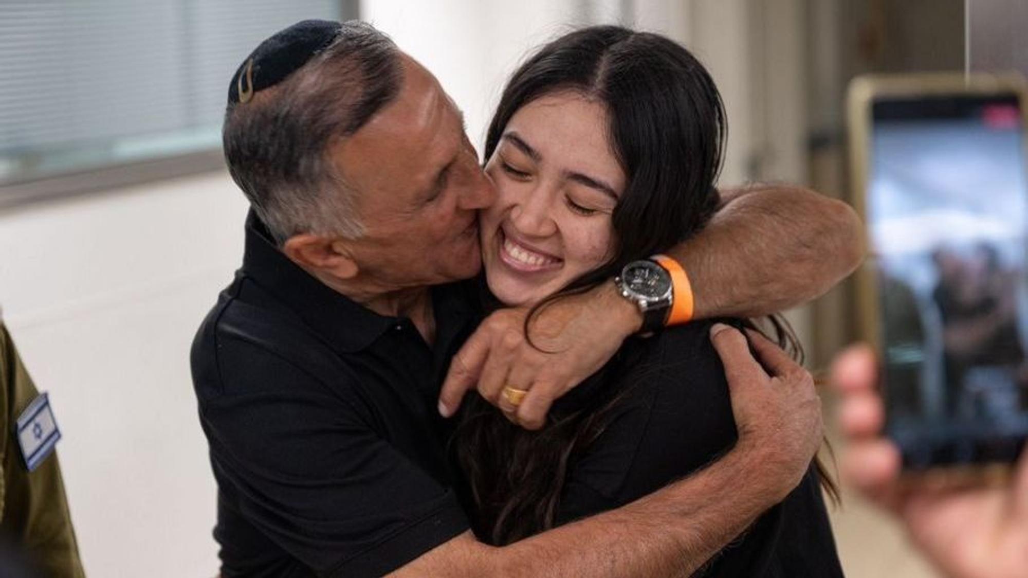 Die israelische Geisel Noa Argamani (r) umarmt im Sheba Tel-HaShomer Medical Centre ihren Vater, nachdem sie von der israelischen Armee aus der Gefangenschaft im Gazastreifen befreit wurde.