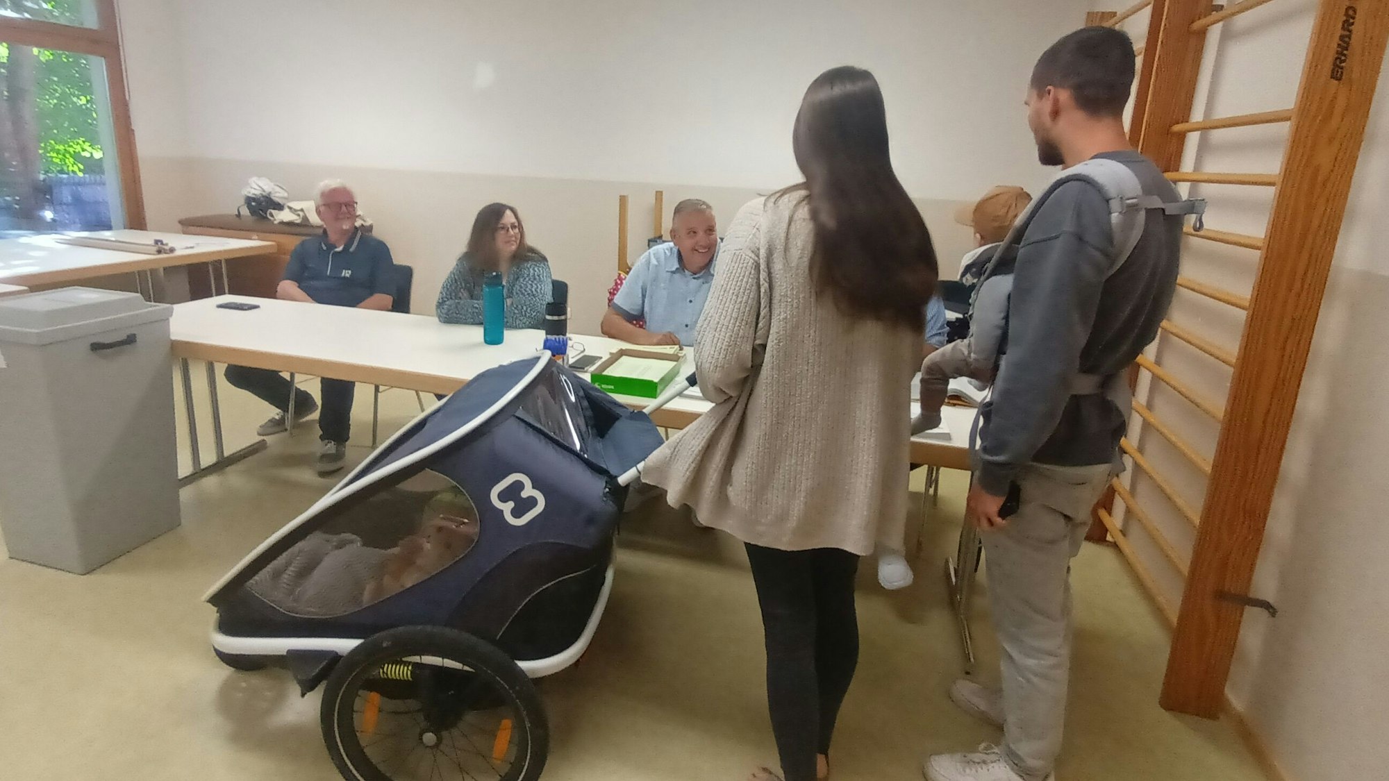 Europawahl
Nach dem Sonntagsfrühstück kam diese junge Familie ins Wahlbüro.