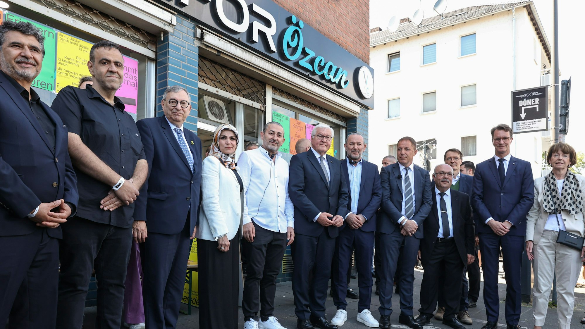 Erst gegen 14:30 Uhr trafen Steinmeier, Reker und Wüst auf der Keupstraße ein. Sie versammelten sich vor dem Anschlagsort.