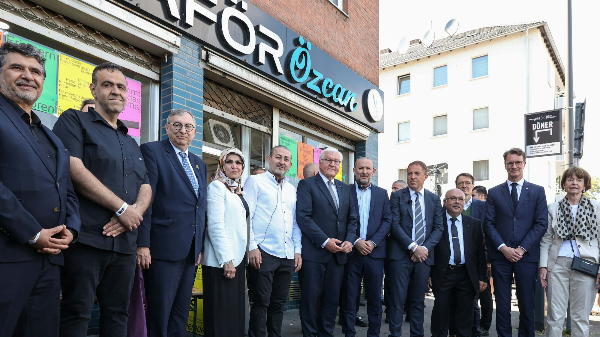 Unter anderem Oberbürgermeisterin Henriette Reker (parteilos) und Hendrik Wüst (CDU) kamen zum Gedenktag nach Mülheim.
