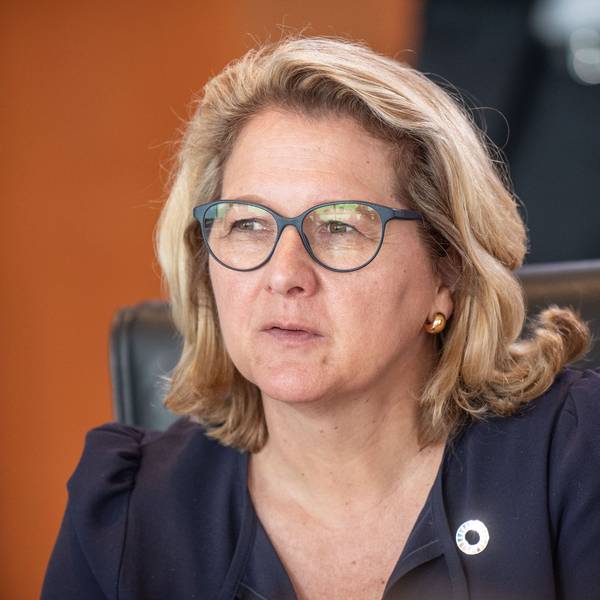 Svenja Schulze (SPD), Bundesministerin für wirtschaftliche Zusammenarbeit und Entwicklung wartet auf den Beginn der Sitzung des Bundeskabinetts im Bundeskanzleramt.