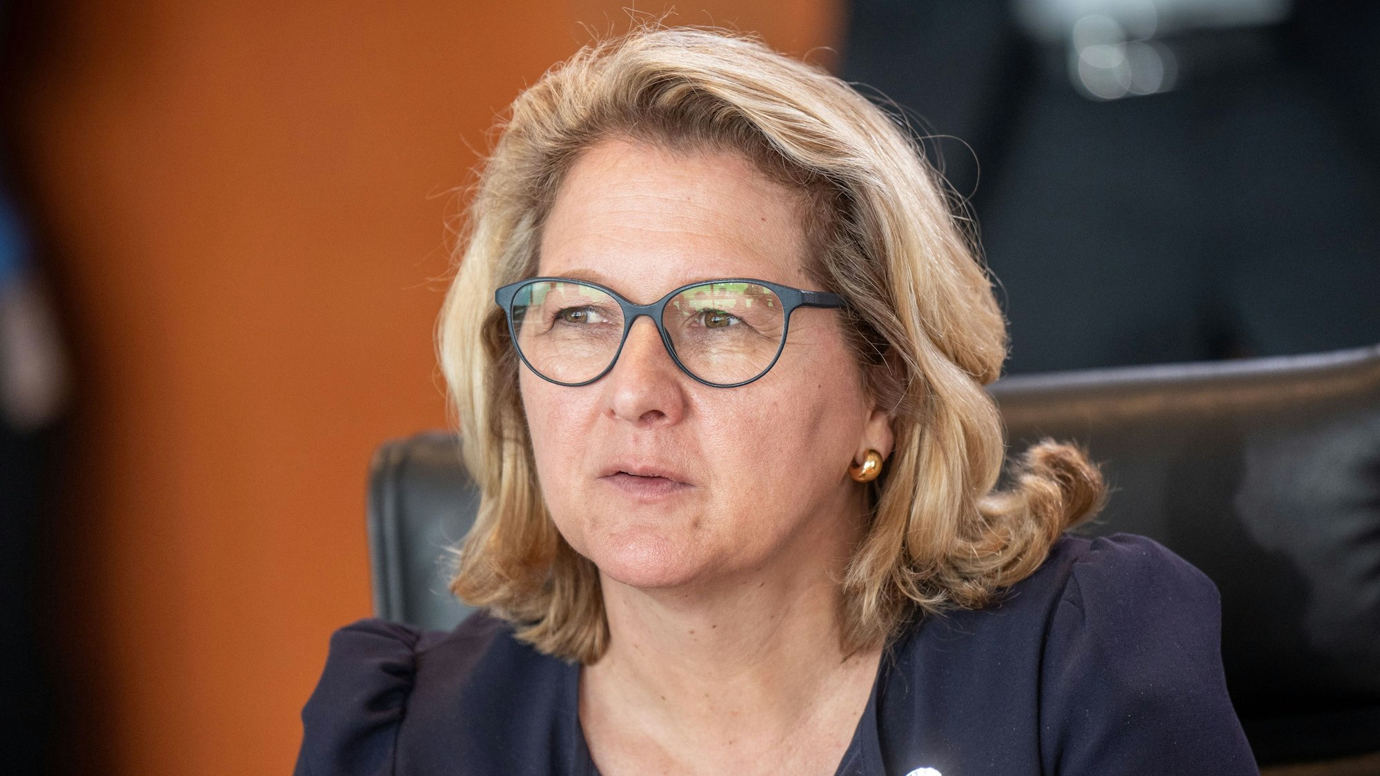 Svenja Schulze (SPD), Bundesministerin für wirtschaftliche Zusammenarbeit und Entwicklung wartet auf den Beginn der Sitzung des Bundeskabinetts im Bundeskanzleramt.