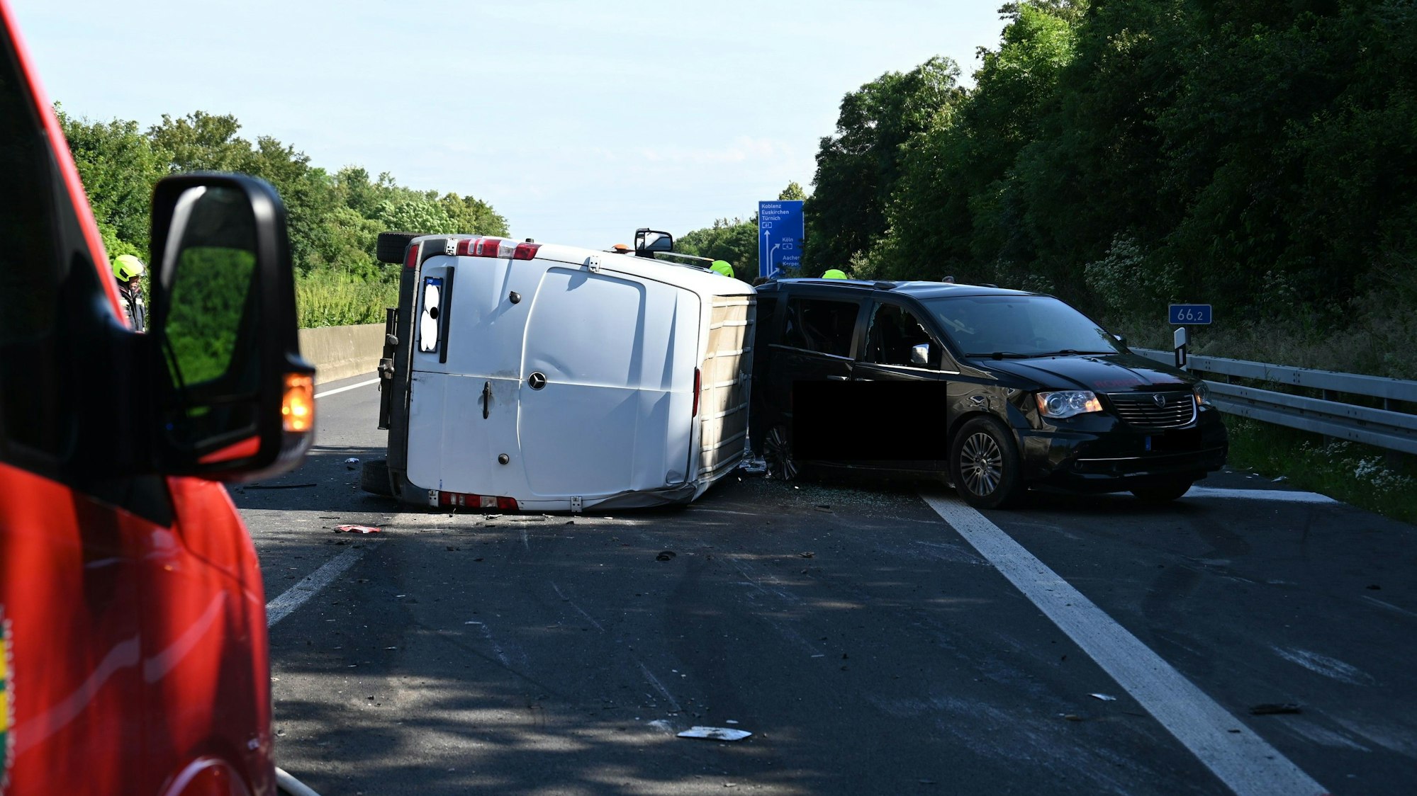 Zwei zerstörte Autos nach einem Unfall auf der A61.