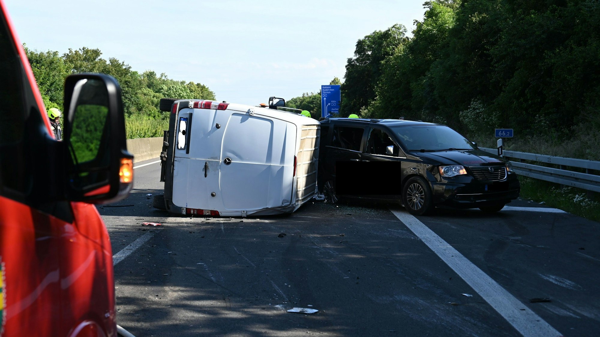 Zwei zerstörte Autos nach einem Unfall auf der A61.