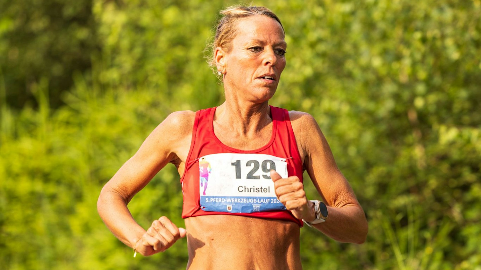 Zu sehen ist eine Läuferin.