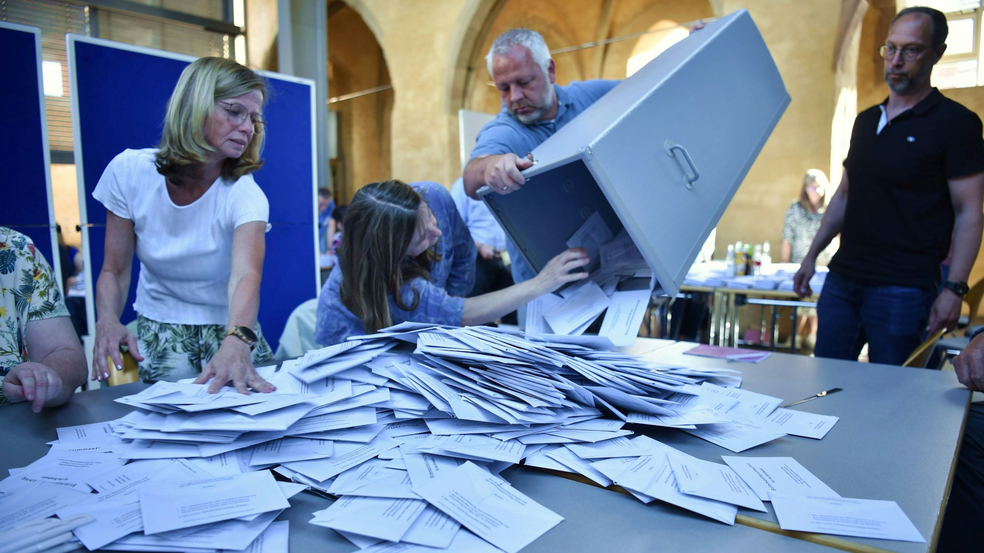 In Zülpich zählen Helfer die Briefwahlzettel zur Europa-Wahl 2024 aus.