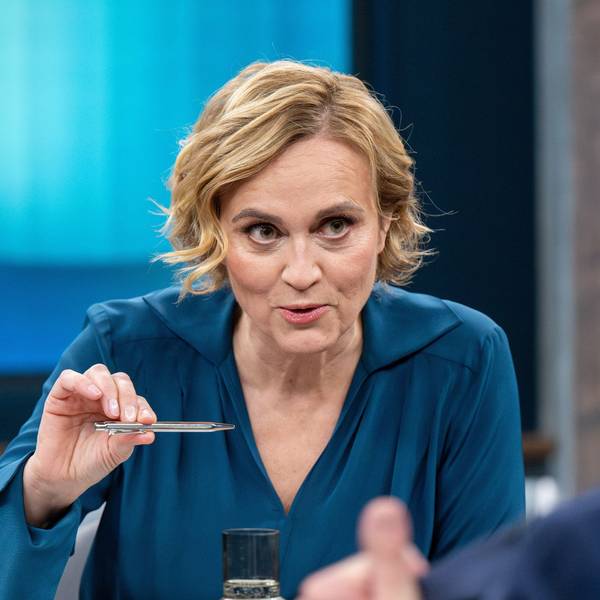 ARCHIV - 21.01.2024, Berlin: Caren Miosga (l), Moderatorin, spricht vor Beginn der Aufzeichnung ihrer Polittalk-Sendung «Caren Miosga» mit ihrem Gast Friedrich Merz, CDU-Bundesvorsitzender. (zu dpa: «Wann die Talks von ARD und ZDF Sommerpause machen») Foto: Monika Skolimowska/dpa +++ dpa-Bildfunk +++