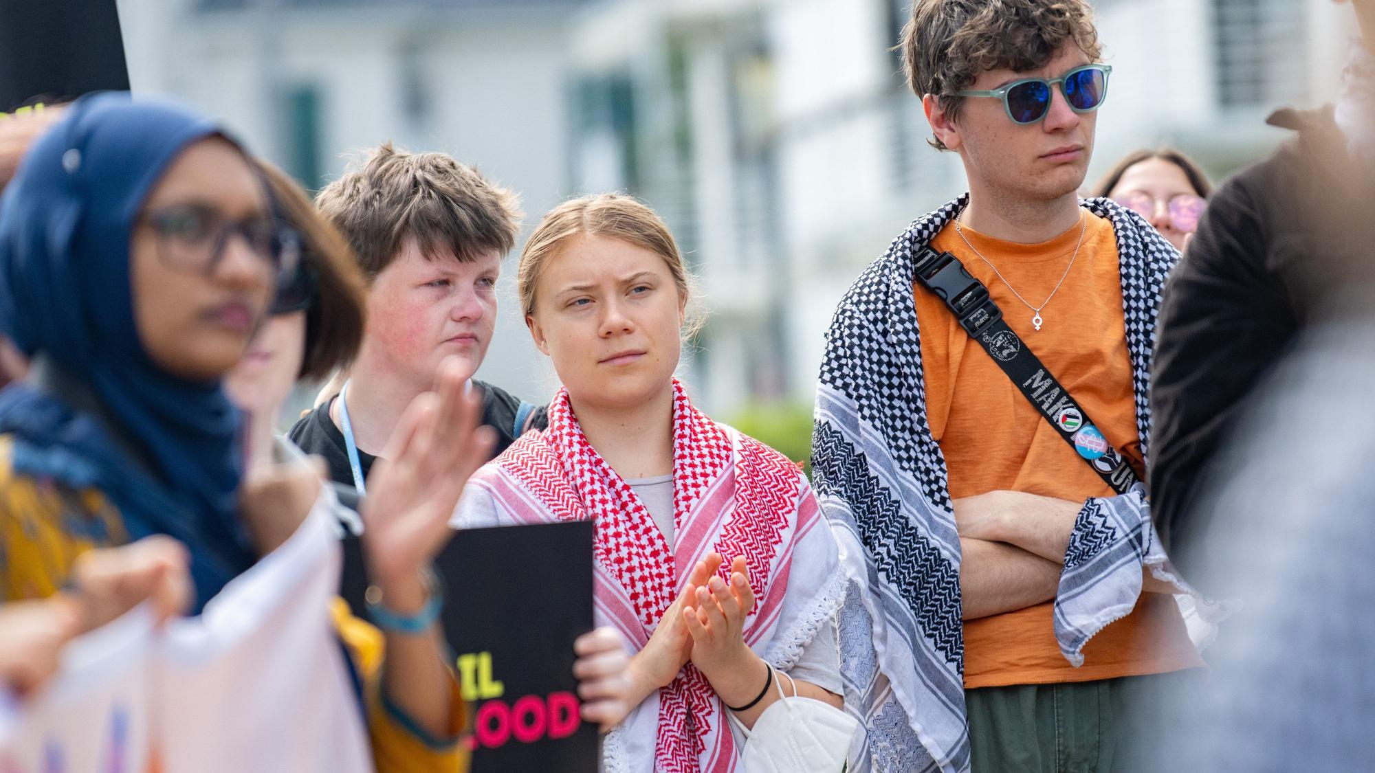 Die schwedische Klimaaktivistin Greta Thunberg nimmt an einer Kundgebung in Bonn teil.