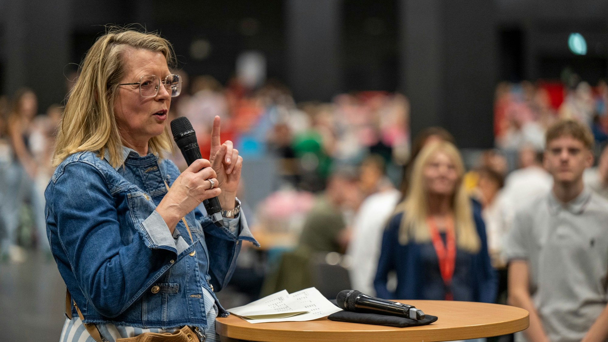 Wahlleiterin Andrea Blome im Briefwahlzentrum in den Messehallen.