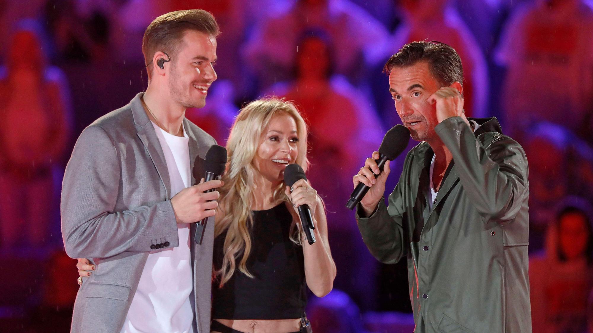 Eric Philippi, Michelle und Florian Silbereisen in der TV-Show „Schlagerbooom Open Air – Die Stadionshow in Österreich“ aus dem Stadion Kitzbühel.