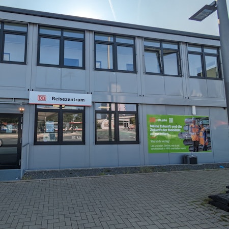 Das provisorische Bahnhofsgebäude in Leverkusen-Wiesdorf