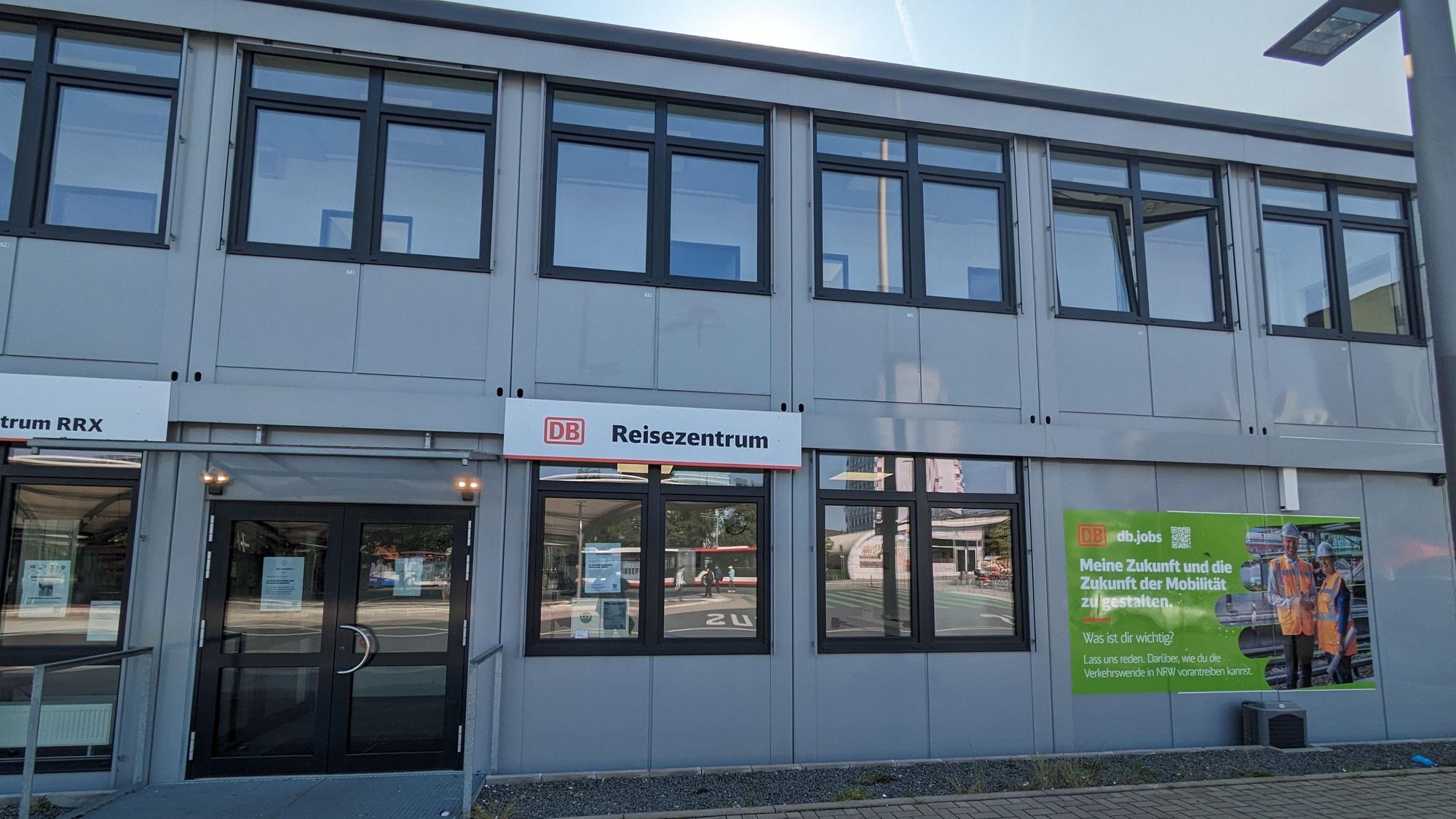 Das provisorische Bahnhofsgebäude in Leverkusen-Wiesdorf