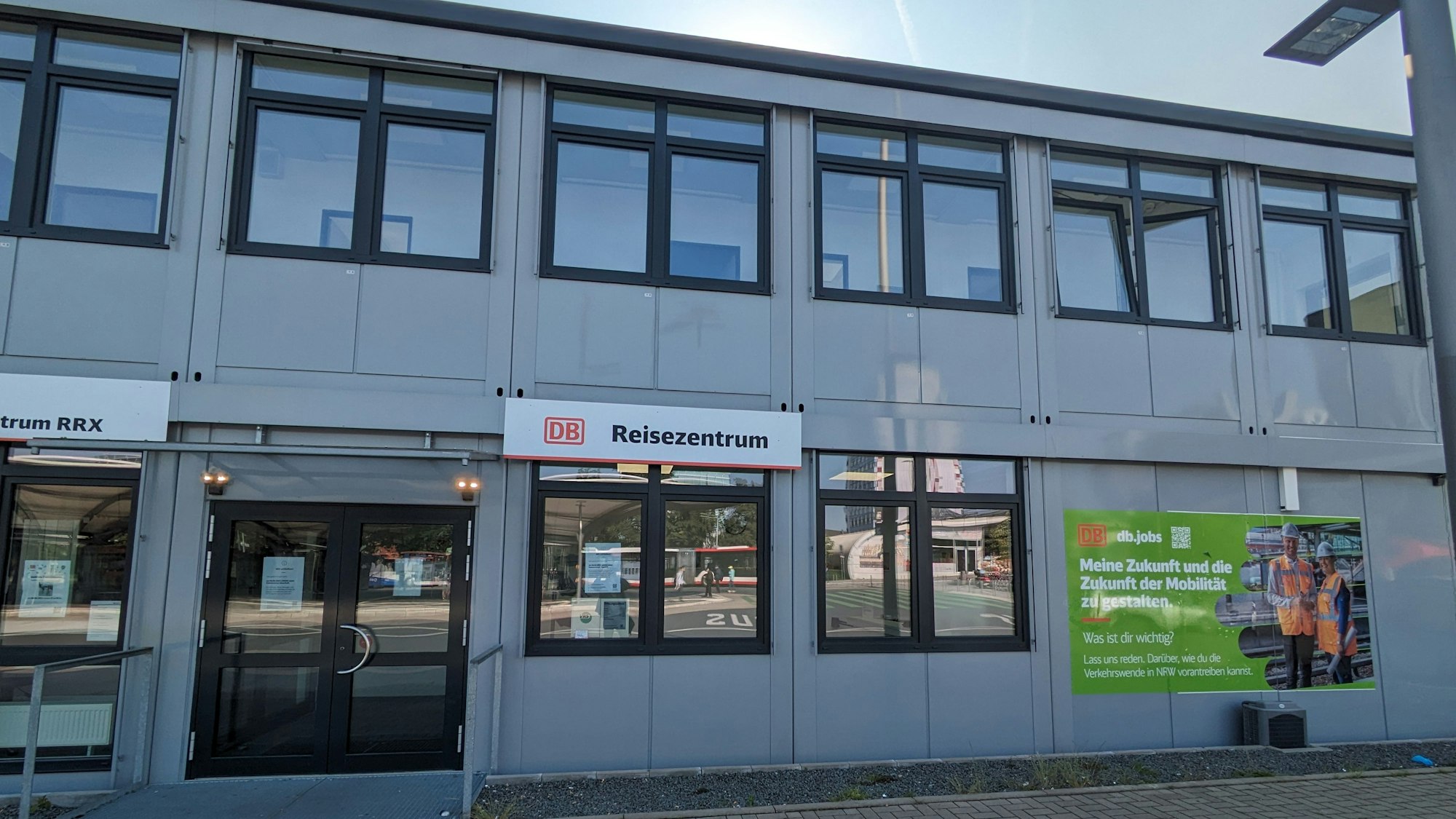 Das provisorische Bahnhofsgebäude in Leverkusen-Wiesdorf