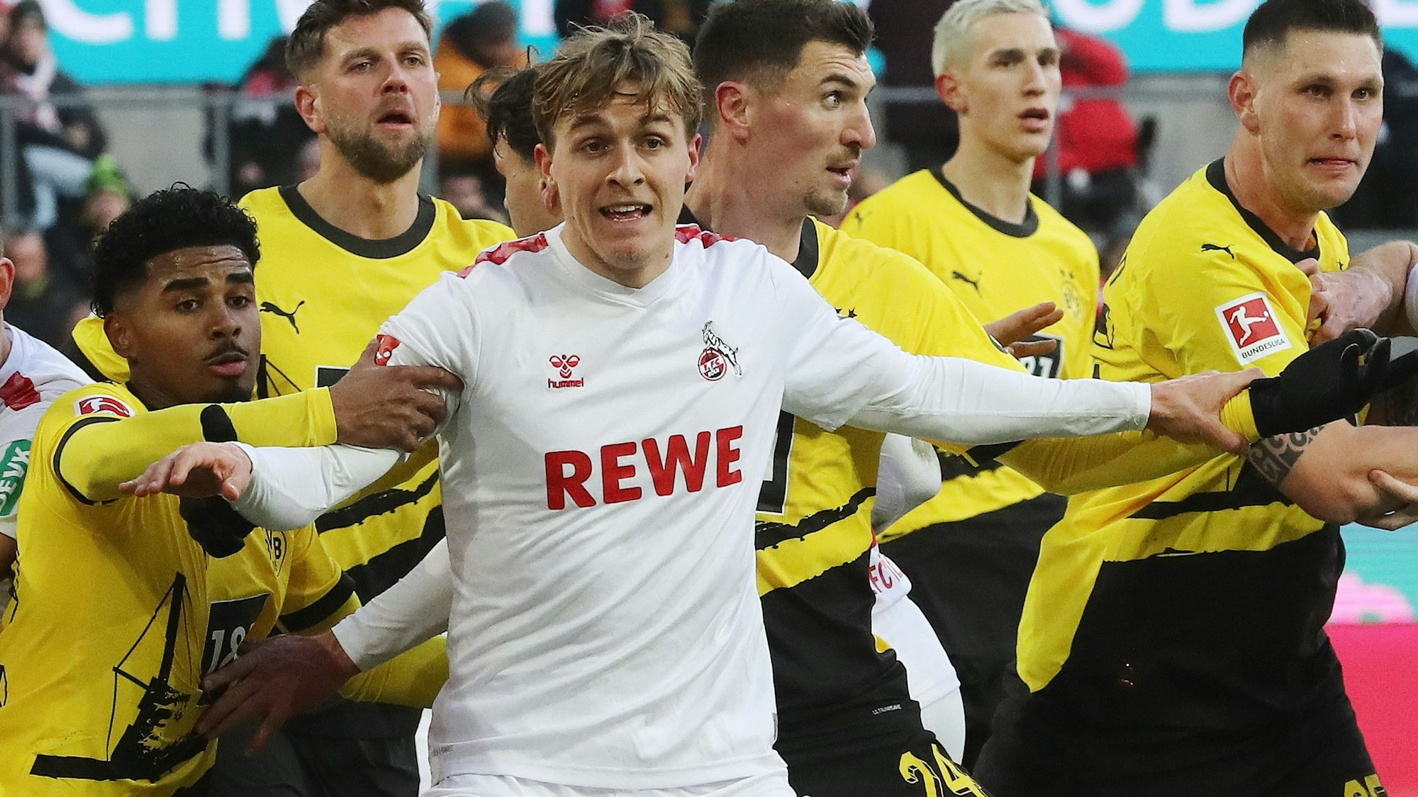 Allein gegen viele: Timo Hübers bleibt auch in der kommenden Saison beim 1. FC Köln, um den direkten Wiederaufstieg in Angriff zu nehmen.