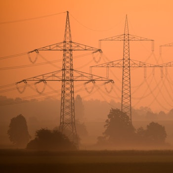 Eine Hochspannungsleitung steht im Morgenlicht. (Symbolfoto)