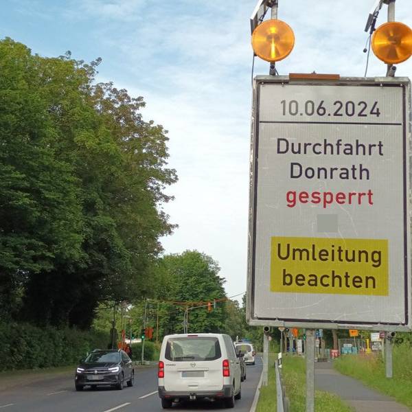 Ein Schild weist auf die Sperrung hin, viele Autofahrer fuhren durch, Bauarbeiten waren nicht zu sehen.