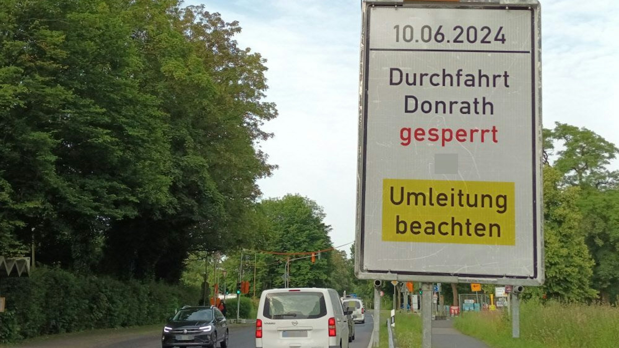 Ein Schild weist auf die Sperrung hin, viele Autofahrer fuhren durch, Bauarbeiten waren nicht zu sehen.