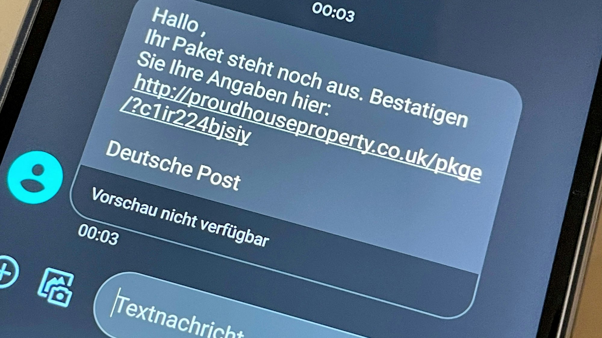 Ein Handyscreen mit dem Text „Ihr Paket steht noch aus. Betätigen Sie Ihre Angaben hier “(Link folgt).