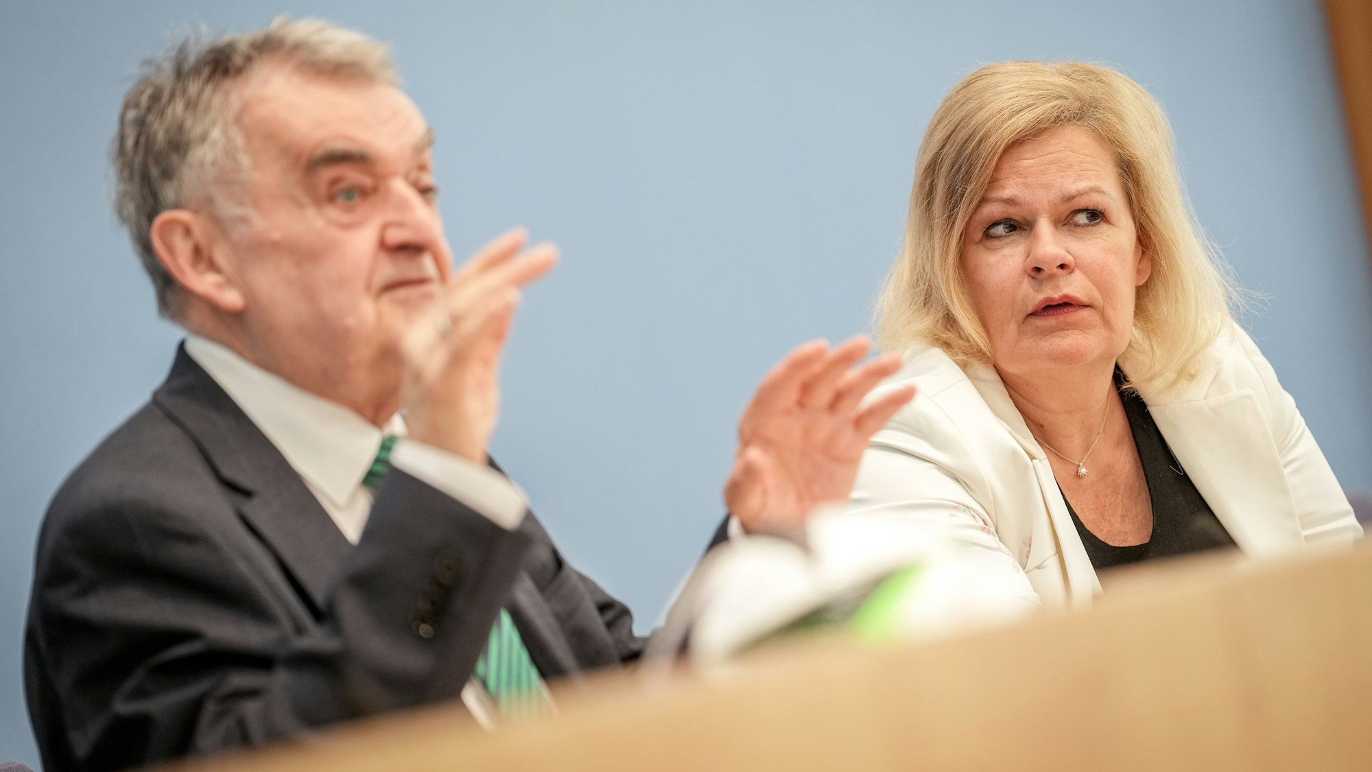 04.06.2024, Berlin: Nancy Faeser (SPD), Bundesministerin für Inneres und Heimat, und Herbert Reul (CDU, l), Innenminister des Landes Nordrhein-Westfalen, geben zehn Tage vor Beginn der Europameisterschaft eine Pressekonferenz zu den Vorbereitungen von Bund und Ländern für Sicherheit und Zusammenhalt während des Turniers.