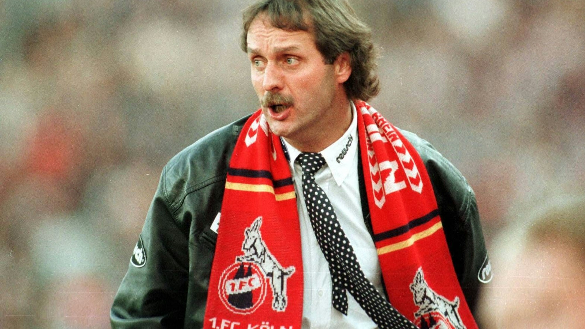 Lange her: Peter Neururer steht beim 1. FC Köln in der Saison 1997/98 an der Seitenlinie. (Archivbild)
