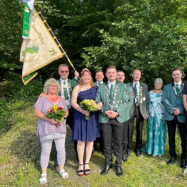 Schützenfest-Krönung in Remmelsohl: Die neuen Majestäten stehen beisammen.