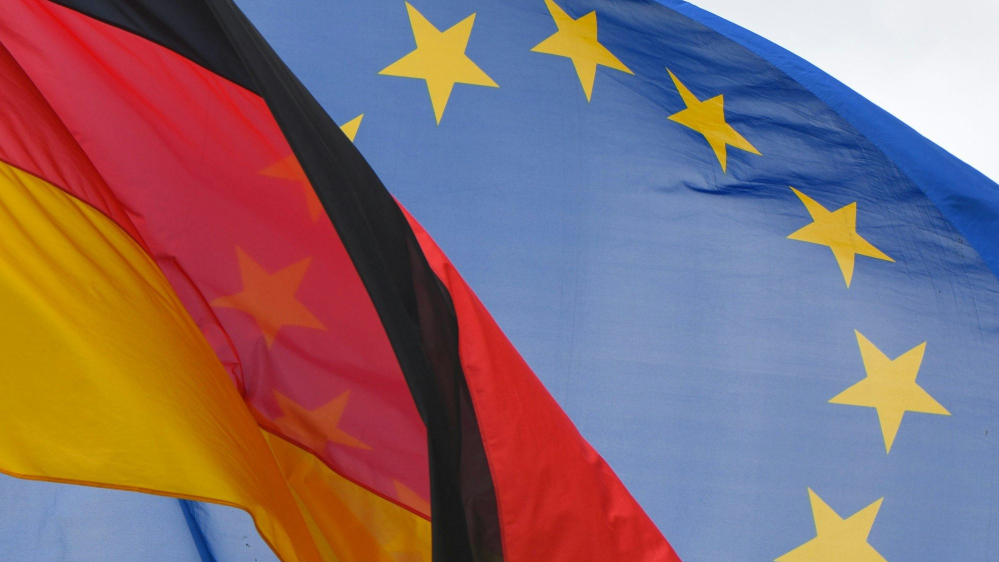 Die Nationalflagge von Deutschland und die Fahne der EU.
